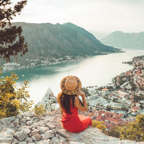 Das Land gehört zu den günstigsten Reisezielen in Europa. Trotzdem hat Montenegro mit traumhaften Buchten, verwunschenen Wäldern und aufregenden Berglandschaften einiges zu bieten. Und trotzdem ist das Land noch weitaus weniger von Touristen erschlossen als der bekanntere Nachbar Kroatien. 