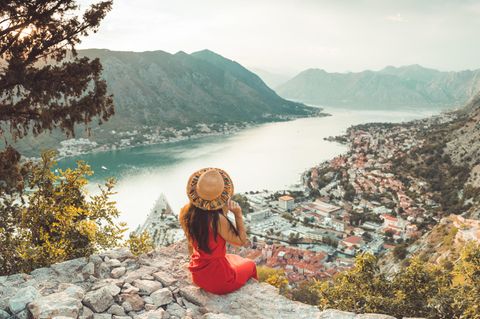 Das Land gehört zu den günstigsten Reisezielen in Europa. Trotzdem hat Montenegro mit traumhaften Buchten, verwunschenen Wäldern und aufregenden Berglandschaften einiges zu bieten. Und trotzdem ist das Land noch weitaus weniger von Touristen erschlossen als der bekanntere Nachbar Kroatien. 