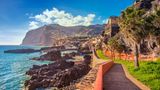Mitten im Atlantik vor der Küste Portugals befindet sich die sogenannte Blumeninsel des Landes: Madeira. Vor allem für Wanderfans und Reisende, die im Urlaub Lust auf Natur und Action haben, lohnt sich in 2023 eine Reise auf die beschauliche Insel. Die Unterkünfte sind meistens preiswert im europäischen Vergleich – und oft familiengeführt. 