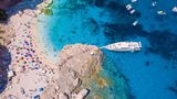 Die italienische Insel schafft es seit Jahren nahezu jedes Jahr wieder in die Reisetrends. Und das aus gutem Grund: glasklares Wasser vor der traumhaften Küste, historische kleine Städtchen und das typisch italienische Lebensgefühl locken das ganze Jahr über Urlauber nach Sardinien. 
