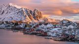 Nordlichter, Schneegarantie und malerische Fischerhütten: Die Inselgruppe Lofoten im hohen Norden von Norwegen liegt aktuell voll im Trend. Während sie im Sommer mit durchgehendem Tageslicht, beeindruckender Natur und der Chance auf Walbegegnungen besticht, können sich Urlauber im Winter auf Nordlichterjagd begeben. 