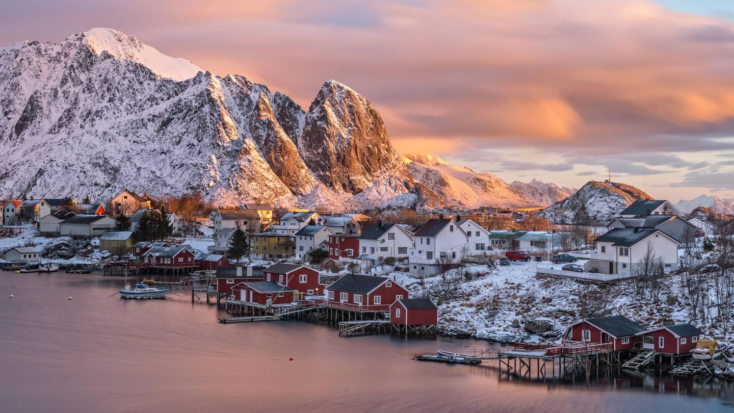 Nordlichter, Schneegarantie und malerische Fischerhütten: Die Inselgruppe Lofoten im hohen Norden von Norwegen liegt aktuell voll im Trend. Während sie im Sommer mit durchgehendem Tageslicht, beeindruckender Natur und der Chance auf Walbegegnungen besticht, können sich Urlauber im Winter auf Nordlichterjagd begeben. 