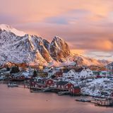 Nordlichter, Schneegarantie und malerische Fischerhütten: Die Inselgruppe Lofoten im hohen Norden von Norwegen liegt aktuell voll im Trend. Während sie im Sommer mit durchgehendem Tageslicht, beeindruckender Natur und der Chance auf Walbegegnungen besticht, können sich Urlauber im Winter auf Nordlichterjagd begeben. 