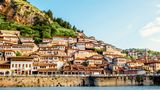 Ganz egal, ob Städtetrip, Naturreise oder Strandurlaub – Albanien gehört auf die Bucketlist für alle preisbewussten Urlauber in diesem Jahr. Das Nachbarland von Griechenland überzeugt mit einer ausgiebigen Gastfreundschaft und vielen landestypischen Orten ohne Massentourismus. 
