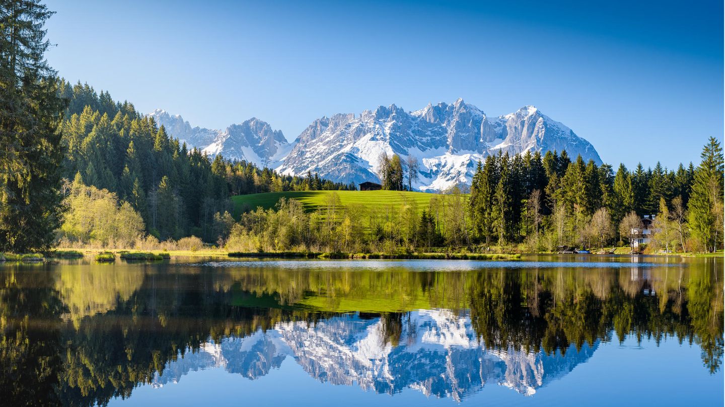 Weitblick, Wandern und Wellness – das und vieles mehr macht Österreichs Region Tirol zu einem der beliebtesten Reiseziele der Deutschen. Zu Gast bei unseren sympathischen Nachbarn können Urlauber die Seele baumeln lassen, während sie den Ausblick auf die Alpen genießen.