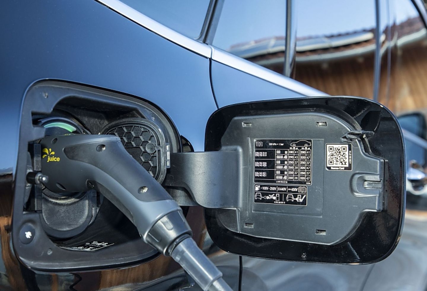 Laden eines Mercedes EQC