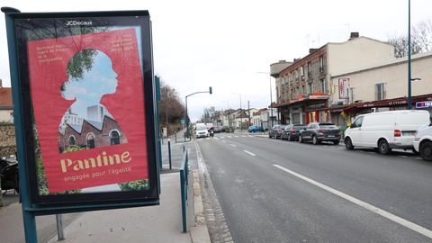Neben einer Straße in Frankreich ist ein Plakat angebracht mit der Aufschrift "Pantine"