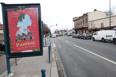Neben einer Straße in Frankreich ist ein Plakat angebracht mit der Aufschrift "Pantine"