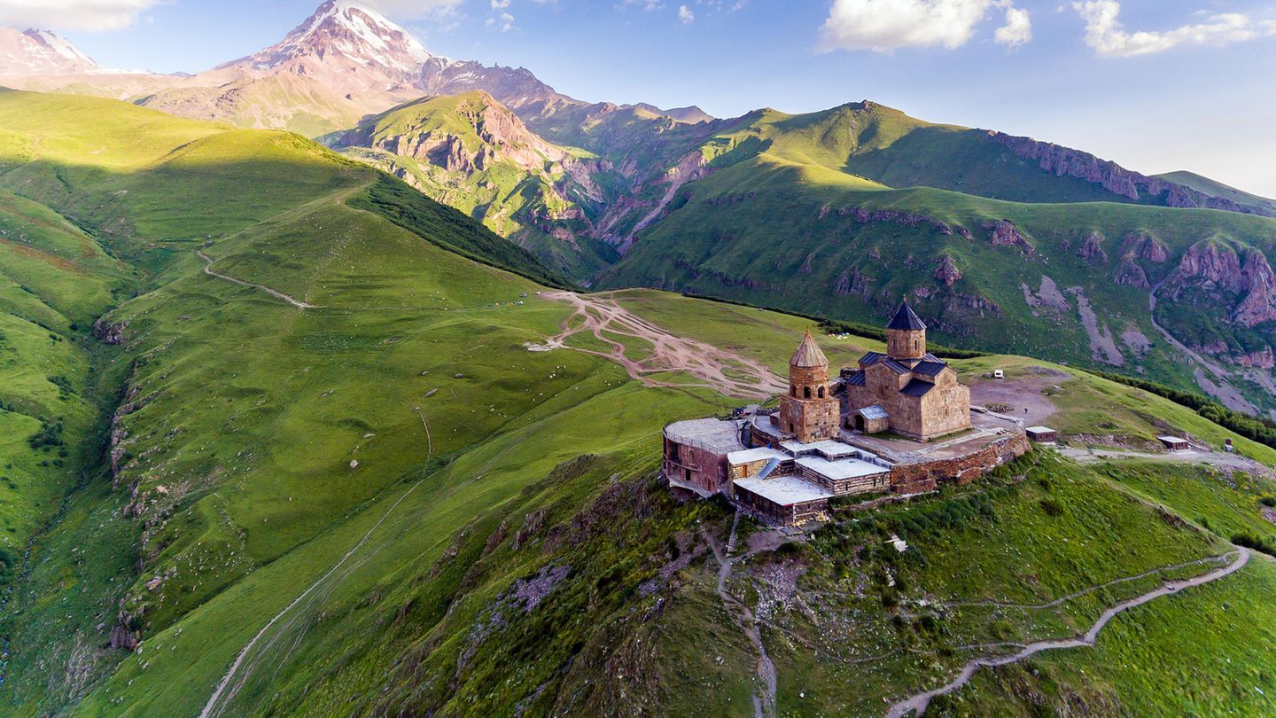 Georgien Orientalischer Flair, beeindruckende Berglandschaften und eine einladende Kultur: Georgien erfüllt alle Voraussetzungen für einen Traumurlaub 2023. Genau deshalb erwacht der Tourismus in dem Land im Kaukasus allmählich. Derzeit haben Urlauber aber noch die Möglichkeit, das Land in der ursprünglichen Form zu erleben – und das durchaus preiswert.