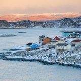 Die größte – und eisigste – Insel der Welt wartet im hohen Norden Europas auf einen Besuch: Grönland. Als Teil von Dänemark fliegt das kalte Fleckchen Erde eher unter dem Radar vieler Urlauber. Aber vor allem jene, die Lust auf unberührte Natur, Nordlichter und Begegnungen mit Buckelwalen haben, zieht es zunehmend nach Grönland. 