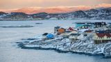 Die größte – und eisigste – Insel der Welt wartet im hohen Norden Europas auf einen Besuch: Grönland. Als Teil von Dänemark fliegt das kalte Fleckchen Erde eher unter dem Radar vieler Urlauber. Aber vor allem jene, die Lust auf unberührte Natur, Nordlichter und Begegnungen mit Buckelwalen haben, zieht es zunehmend nach Grönland. 