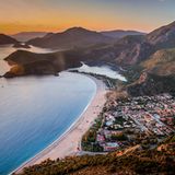 Die Türkei zählt bereits seit Jahren zu den beliebtesten Reisezielen der Deutschen. Das liegt nicht nur an der Gastfreundschaft und Abwechslung vor Ort, sondern auch an dem guten Preis-Leistungsverhältnis. Besonders hoch im Rennen ist in diesem Jahr der Badeort Bodrum an der türkischen Ägäis. Kleiner Tipp: Früh buchen lohnt sich.