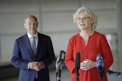Bundeskanzler Olaf Scholz und Verteidigungsministerin Christine Lambrecht