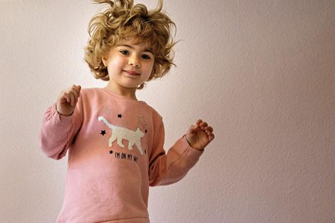 Clara hüpft auf ihrem Bett