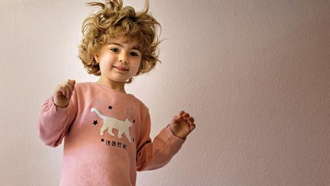 Clara hüpft auf ihrem Bett