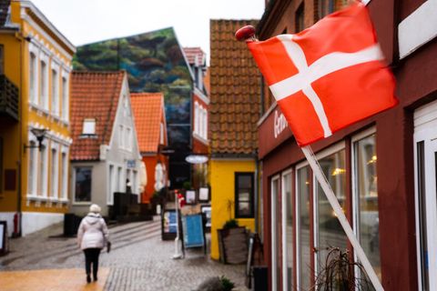Eine Flagge von Dänemark in einer Innenstadt