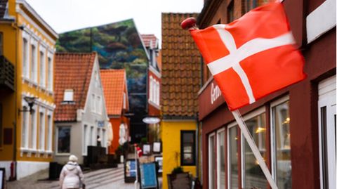 Eine Flagge von Dänemark in einer Innenstadt