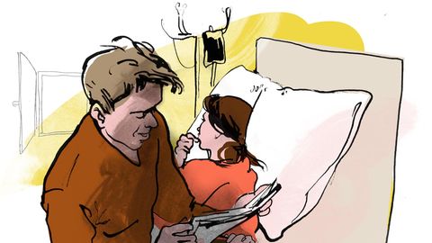 Mann liest Frau die Zeitung vor