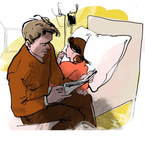 Ein Mann liest einer Frau die Zeitung vor Ein Mann liest einer Frau die Zeitung vor