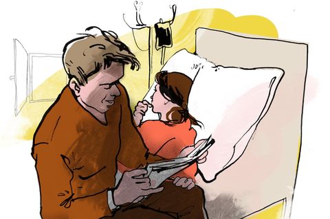Ein Mann liest einer Frau die Zeitung vor