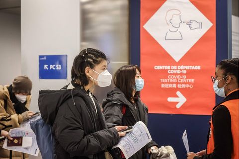 Fluggäste aus China kommen in Frankreich am Flughafen an