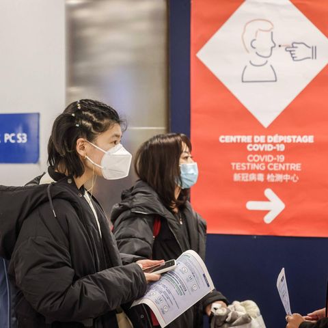 Fluggäste aus China kommen in Frankreich am Flughafen an
