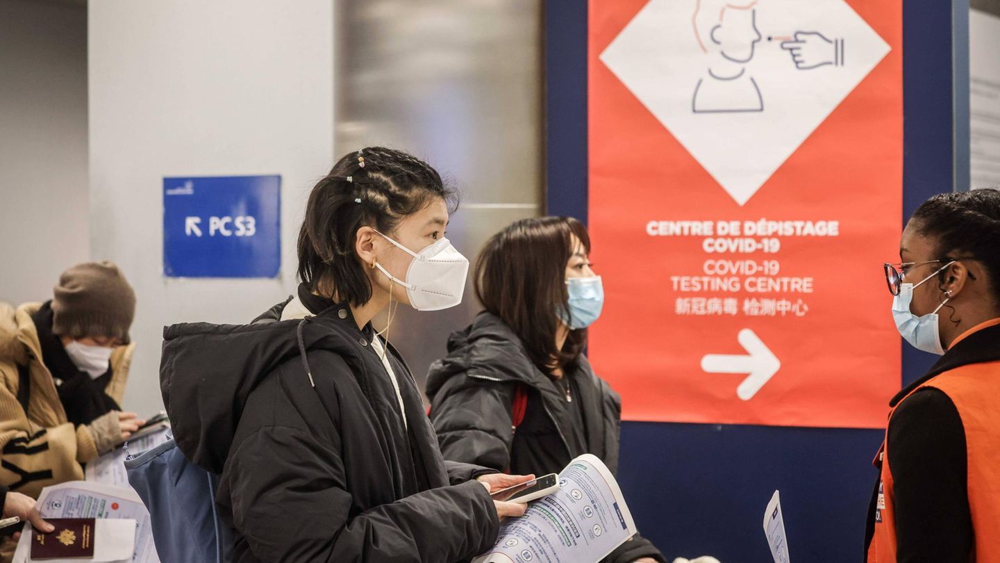 Fluggäste aus China kommen in Frankreich am Flughafen an Fluggäste aus China kommen in Frankreich am Flughafen an