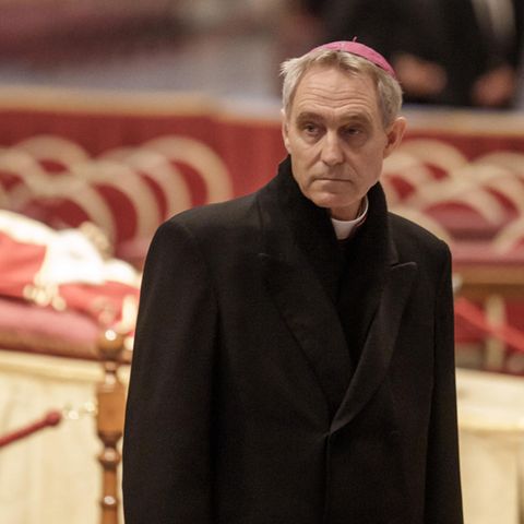 Georg Gänswein, Kurienerzbischof und ehemalige Privatsekretär des verstorbenen Papstes, steht am Leichnam des emeritierten Papst Benedikt XVI., der im Petersdom öffentlich aufgebahrt ist