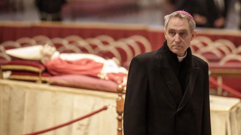 Georg Gänswein, Kurienerzbischof und ehemalige Privatsekretär des verstorbenen Papstes, steht am Leichnam des emeritierten Papst Benedikt XVI., der im Petersdom öffentlich aufgebahrt ist