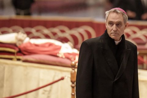 Georg Gänswein, Kurienerzbischof und ehemalige Privatsekretär des verstorbenen Papstes, steht am Leichnam des emeritierten Papst Benedikt XVI., der im Petersdom öffentlich aufgebahrt ist