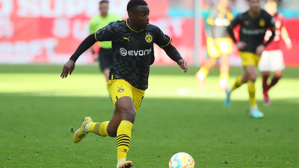 Youssoufa Moukoko Zukunft bei Borussia Dortmund ist eher unsicher Youssoufa Moukoko Zukunft bei Borussia Dortmund ist eher unsicher