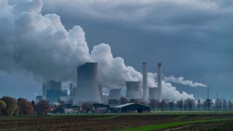 Wolken steigen aus Braunkohlekraftwerk bei NRW, das Strom erzeugt