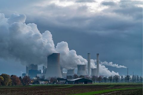 Wolken steigen aus Braunkohlekraftwerk bei NRW, das Strom erzeugt