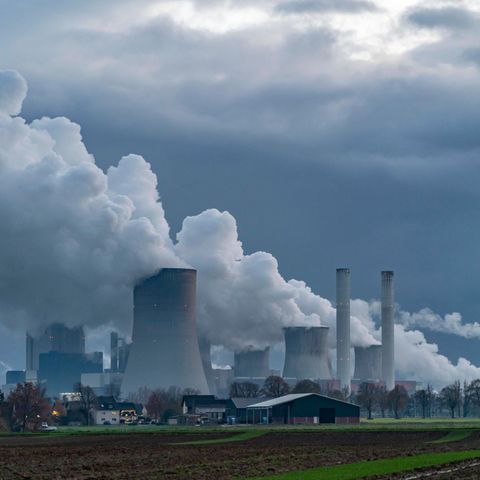 Wolken steigen aus Braunkohlekraftwerk bei NRW, das Strom erzeugt
