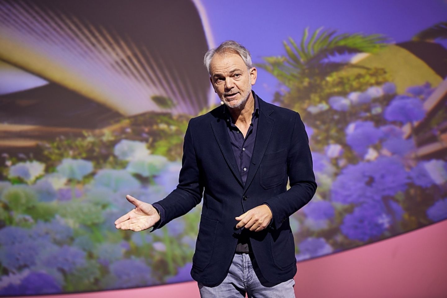 BMW i Vision Dee - CES 2023 mit Adrian van Hooydonk
