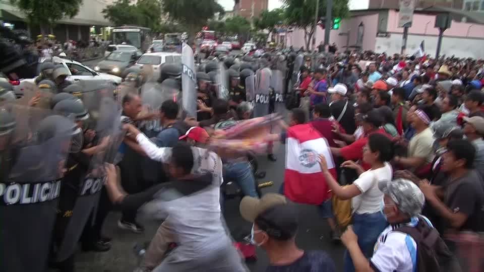Video: Polizei setzt Tränengas gegen Demonstranten in Peru ein