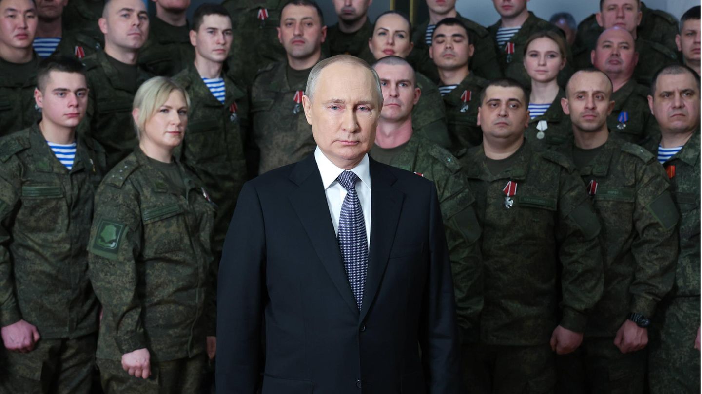 Wladimir Putin stimmte in seiner Neujahrsansprache Russland auf das Jahr ein, das dem Land bevorsteht. Zum ersten Mal posierte er nicht vor den Mauern des Kremls, sondern ließ Soldaten hinter sich aufstellen. 