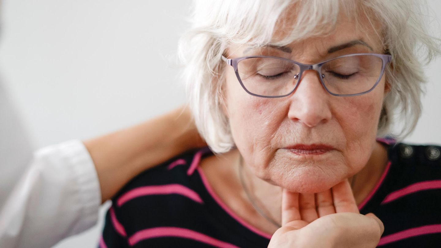 Eine Ärztin in der Schluckambulanz mit den Fingerspitzen am Hals der Patientin