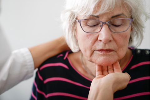 Eine Ärztin in der Schluckambulanz mit den Fingerspitzen am Hals der Patientin