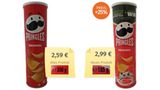 Kandidat 3: Pringles  Wie viele Pringles-Chips in der Röhre stecken sieht man von außen nicht und so dreht Hersteller Kellogg regelmäßig an der Füllmenge. Während die Dose seit über 15 Jahren nahezu unverändert aussieht, steckten über die Jahre schon sieben verschiedene Füllmengen zwischen 165 und 200 Gramm drin, wie die Verbraucherzentrale dokumentiert hat. 2022 notierte sie eine versteckte Preiserhöhung von 25 Prozent. Hersteller Kellogg sagt dazu: "Hin und wieder passen wir unsere Verpackungsgrößen und -formate an, um sicherzustellen, dass wir die richtige Packungsgröße für die unterschiedlichen Vertriebskanäle und Essgewohnheiten der Verbraucher:innen haben."