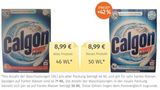 Kandidat 4: Calgon  Statt 46 Waschladungen bekommt man jetzt 50 Waschladungen aus einer Packung Calgon raus, der Vergleich zwischen altem und neuem Produkt suggeriert also eine verbesserte Wirkung. Doch die Verbraucherzentrale hält das für Irreführung: Denn das neue Produkt trägt zwar den Zusatz "Compacted", ist aber immer noch exakt dasselbe wie zuvor. Auflösung des Verwirrspiels: Die neue Angabe bezieht sich auf die Dosierempfehlung für hartes Wasser, die alte auf sehr hartes Wasser. Vergleicht man jeweils die Empfehlungen für hartes Wasser (die gibt es im Kleingedruckten auch bei der alten Version), so ist die Zahl der Waschladungen sogar von 71 auf 50 gesunken. Warum? Weil im EU-Vergleich im deutschen Calgon bisher zu wenig Wirkstoff pro Dosis war, wie Hersteller Reckitt Benckiser mitteilt. Daher wird nun mehr Pulver je Wäsche empfohlen, sodass die Packung unterm Strich schneller leer ist..