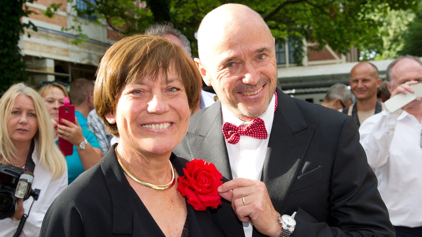 Tod von Rosi Mittermaier: Rosi Mittermaier war mit ihrem Mann regelmäßig bei den Wagner-Festspielen in Bayreuth zu Gast (hier eine Aufnahme von 2015). Sie engagierte sich mit viel Einsatz für Gesundheit und Bewegung. Sie war Schirmherrin der Deutschen Kinderrheuma-Stiftung und Botschafterin der Initiative gegen Knochenschwund. Rosi Mittermaier war mit ihrem Mann regelmäßig bei den Wagner-Festspielen in Bayreuth zu Gast (hier eine Aufnahme von 2015). Sie engagierte sich mit viel Einsatz für Gesundheit und Bewegung. Sie war Schirmherrin der Deutschen Kinderrheuma-Stiftung und Botschafterin der Initiative gegen Knochenschwund.