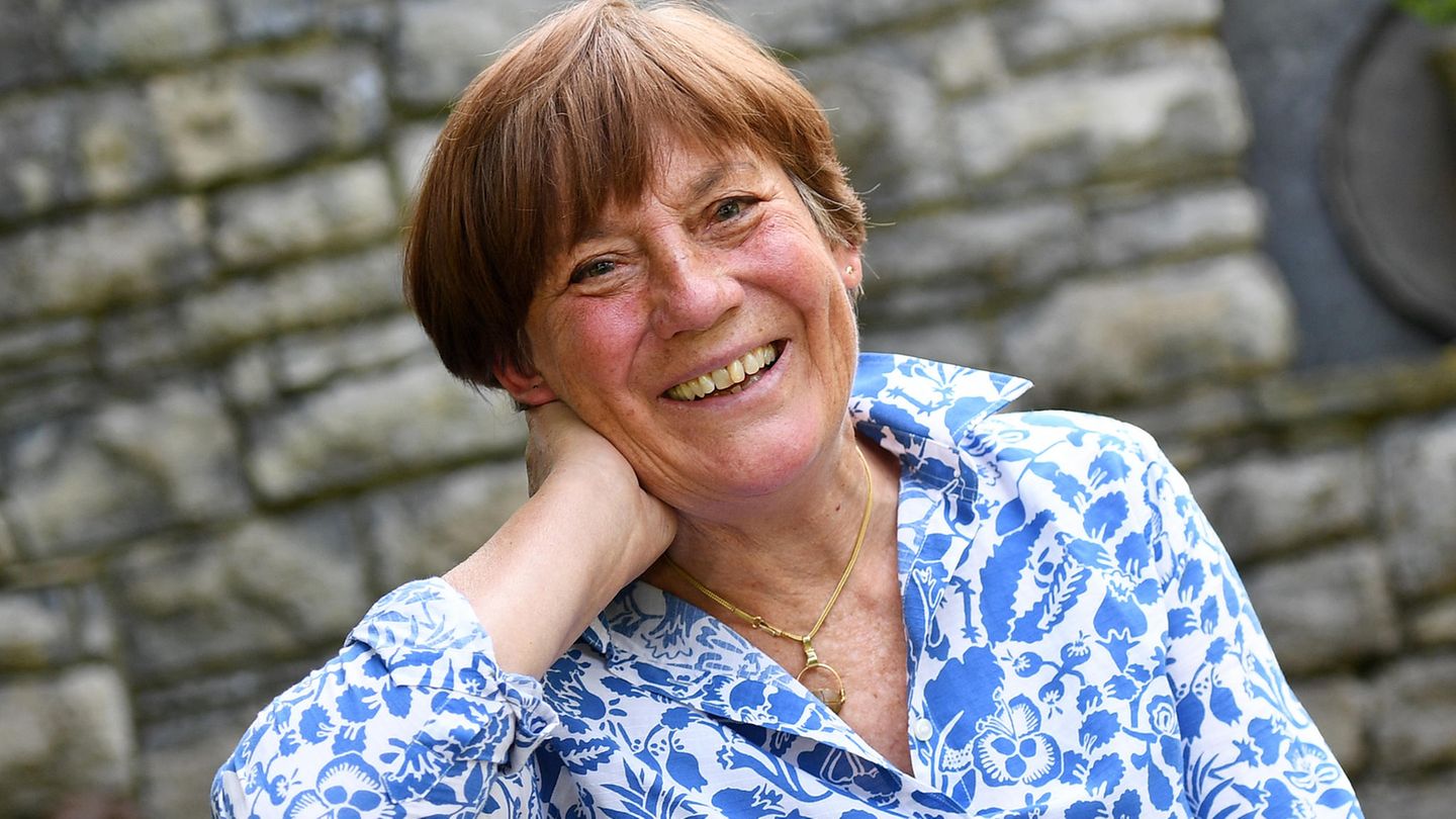 Tod von Rosi Mittermaier: Die letzten Aufnahmen aus dem Jahr 2020. Rosi Mittermaier galt als Mensch mit großer Herzenswärme und Neugier auf Neues, wie der "Bayerische Rundfunk" schreibt. Sie war jemand, der fest verwurzelt war in den Bergen und in der Familie, und die nie als abgehoben galt. Die letzten Aufnahmen aus dem Jahr 2020. Rosi Mittermaier galt als Mensch mit großer Herzenswärme und Neugier auf Neues, wie der "Bayerische Rundfunk" schreibt. Sie war jemand, der fest verwurzelt war in den Bergen und in der Familie, und die nie als abgehoben galt.
