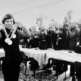 Die gebürtige Münchnerin, die in Reit im Winkl aufwuchs und mit drei Jahren zum ersten Mal auf Skiern stand, wurde über Nacht zu einem echten Star, der im Blitzlicht der Fotografen stand, so wie hier, als sie in Innsbruck ihre Medaillen präsentiert.