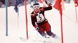Rosi Mittermaier im Jahr 1976 bei den Winterspielen in Innsbruck auf dem Weg zur Goldmedaille im Slalom. In der Abfahrt holte sie ebenfalls Gold, im Riesenslalom gewann sie Silber. Mit ihren Erfolgen raste die damals 25-Jährige direkt in die Herzen der Deutschen.