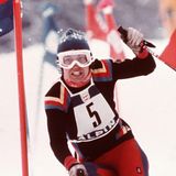Rosi Mittermaier im Jahr 1976 bei den Winterspielen in Innsbruck auf dem Weg zur Goldmedaille im Slalom. In der Abfahrt holte sie ebenfalls Gold, im Riesenslalom gewann sie Silber. Mit ihren Erfolgen raste die damals 25-Jährige direkt in die Herzen der Deutschen.