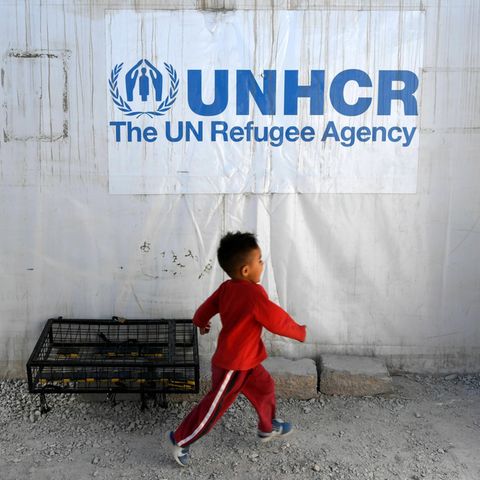 Das Schild der UNHCR in einem provisorischen Flüchtlingslager in Lesbos, Griechenland