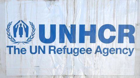 Das Schild der UNHCR in einem provisorischen Flüchtlingslager in Lesbos, Griechenland