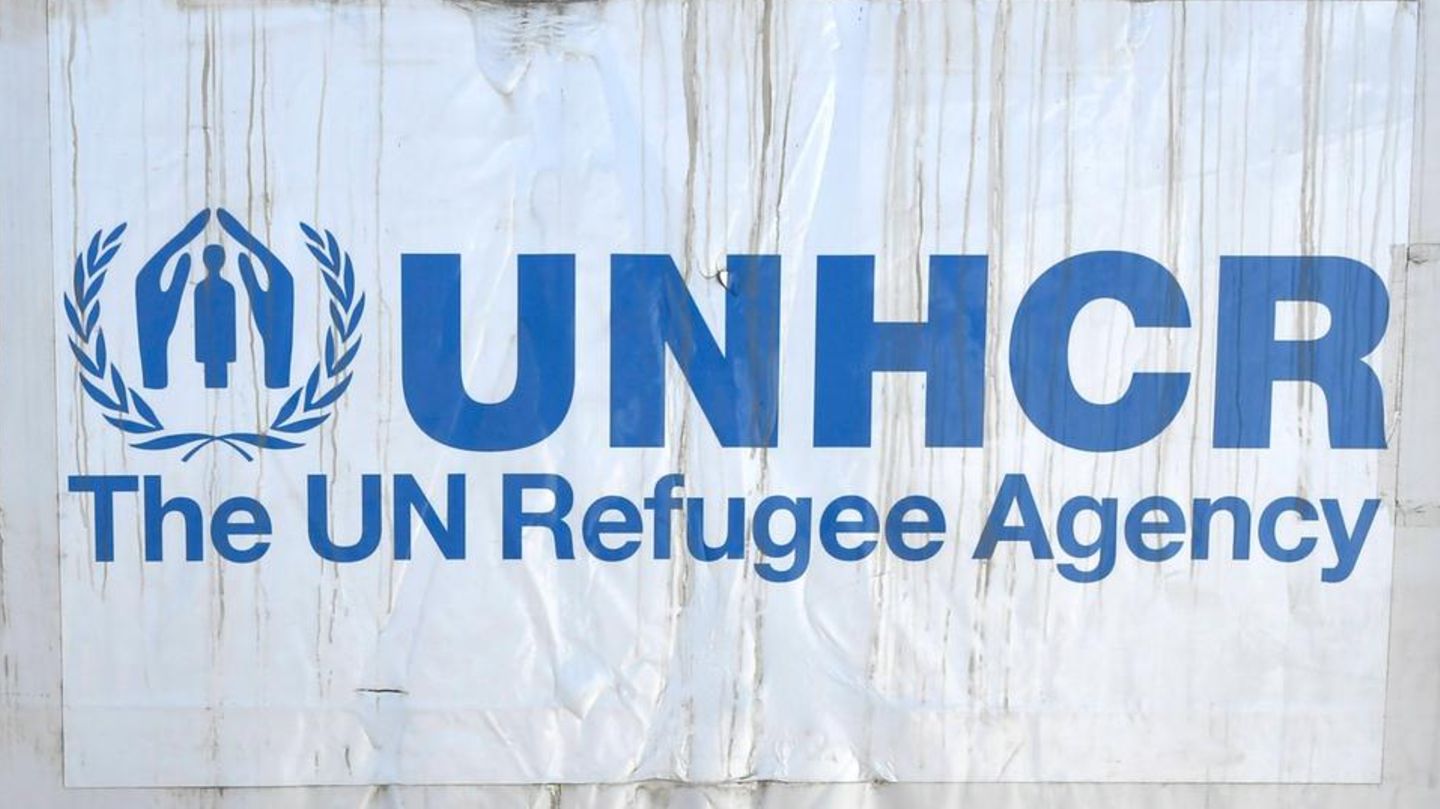 Das Schild der UNHCR in einem provisorischen Flüchtlingslager in Lesbos, Griechenland
