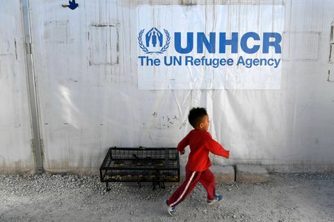 Das Schild der UNHCR in einem provisorischen Flüchtlingslager in Lesbos, Griechenland